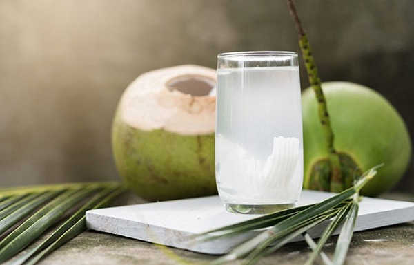 đau bụng kinh có nên uống nước dừa không đau bụng kinh có nên uống nước dừa không