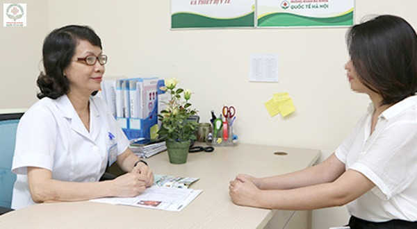 bác sỹ Trần Thúy Vân tư vấn cho bệnh nhân