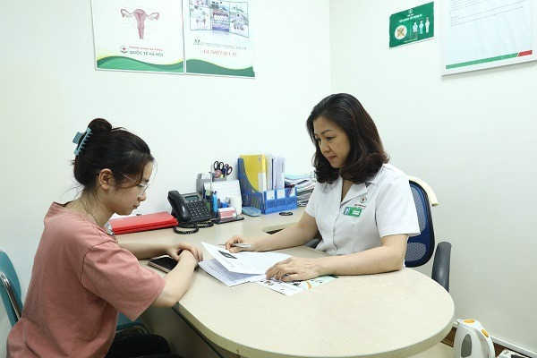 Bác sĩ Tạ Thị Hồng Duyên đang tư vấn các phương pháp phá thai 1 tháng tuổi an toàn cho bạn nữ giới trẻ