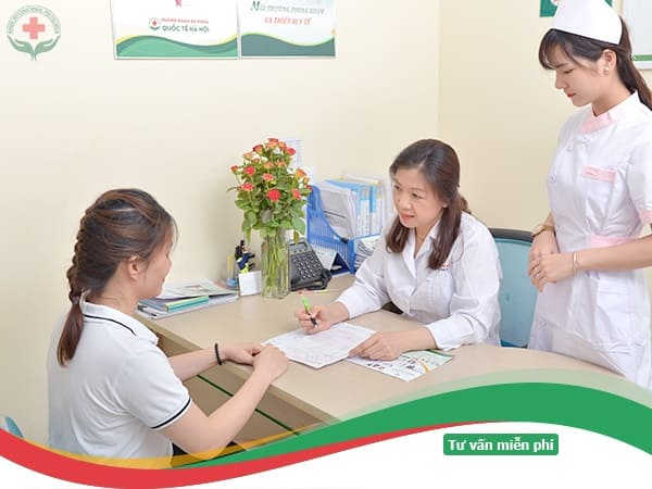 Bác sĩ Tạ Thị Hồng Duyên tư vấn hút thai chân không cho một bệnh nhân nữ