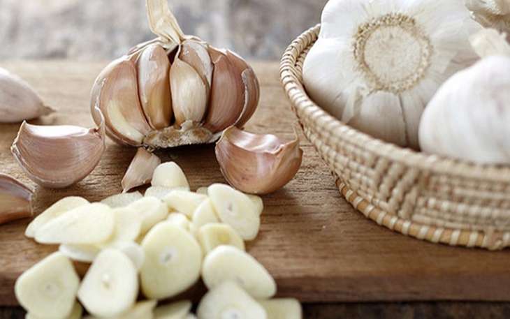 YẾU SINH LÝ NAM: TRIỆU CHỨNG, NGUYÊN NHÂN VÀ CÁCH ĐIỀU TRỊ 4 Dùng tỏi cải thiện khả năng sinh lý nam