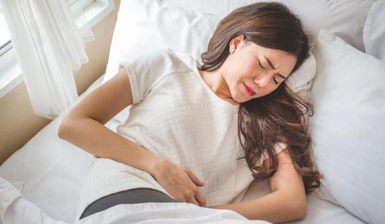 BỆNH LẠC NỘI MẠC TỬ CUNG: DẤU HIỆU, NGUYÊN NHÂN VÀ BIẾN CHỨNG 3 Đau bụng dữ dội khi bị lạc nội mạc tử cung