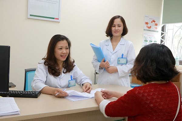 Bác sĩ Tạ Thị Hồng Duyên tư vấn cho bệnh nhân