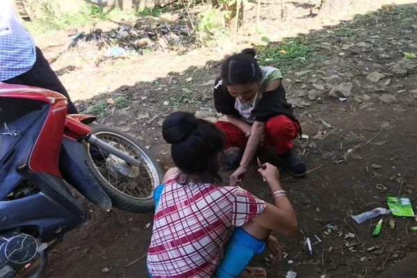 DẤU HIỆU HIV - NHẬN BIẾT SỚM ĐỂ NGĂN CHẶN NGUY CƠ TIẾN TRIỂN THÀNH AIDS 2 Tiêm chích ma tuý làm tăng nguy cơ lây nhiễm HIV