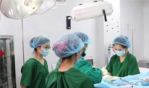 Bác sĩ Lê Đỗ Nguyên thực hiện chữa nghẹt bao quy đầu