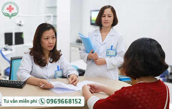 Bác sỹ Tạ Thị Hồng Duyên đang tư vấn cho bệnh nhân thai lưu