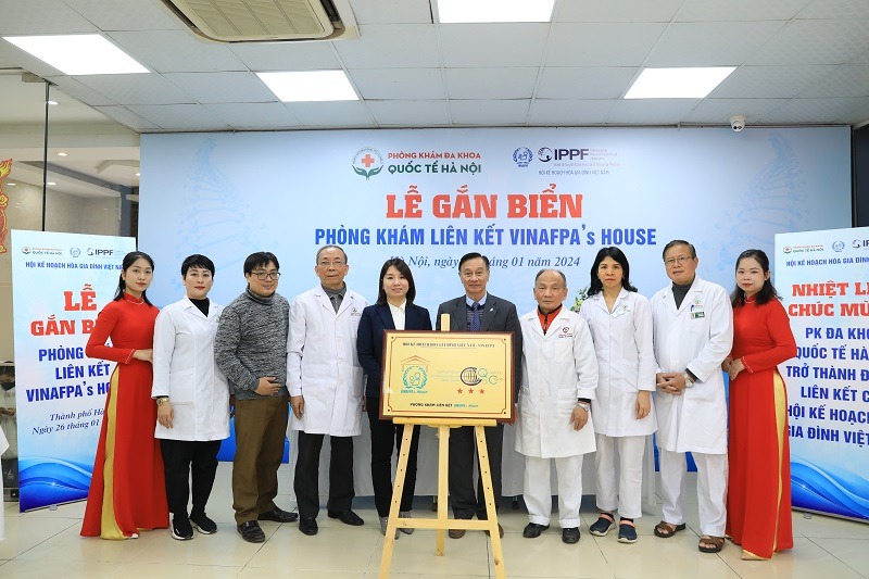 Lãnh đạo Hội KHHGĐ Việt Nam và đại diện Công ty TNHH Quản lý và Đầu tư Y tế Quốc tế cùng y bác sĩ Phòng khám Đa khoa Quốc tế Hà Nội tại buổi lễ.