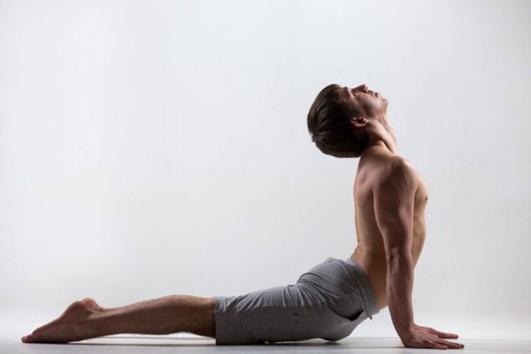 5 BÀI TẬP ĐIỀU TRỊ RỐI LOẠN CƯƠNG DƯƠNG HIỆU QUẢ 2 Tư thế Yoga rắn hổ mang - Bài tập chữa rối loạn cương dương