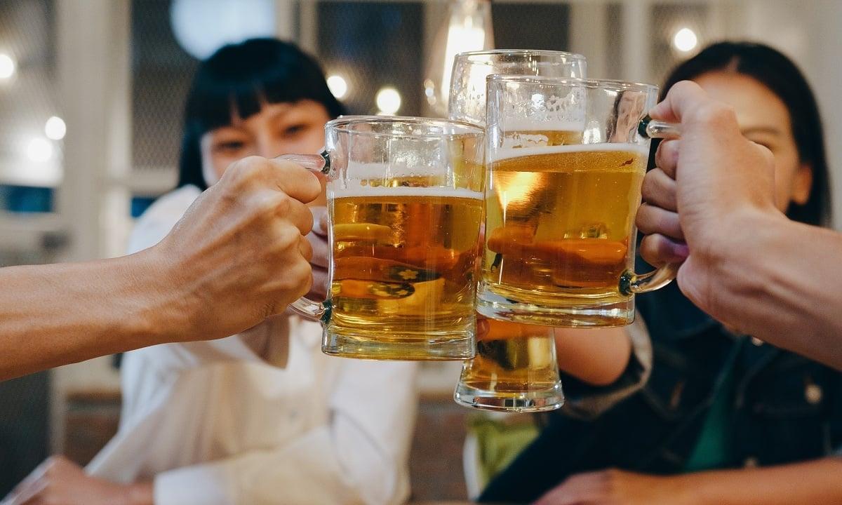 Không nên uống rượu bia khi bị cảm cúm